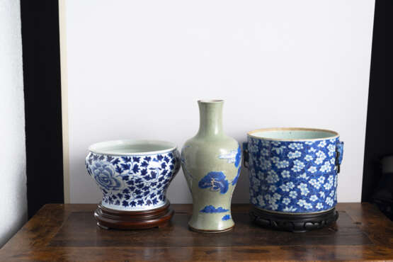 Vase mit Seladon-Glasur, Cachepot und Jardinière aus Porzellan mit unterglasurblauem floralem Dekor - photo 3