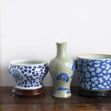 Vase mit Seladon-Glasur, Cachepot und Jardinière aus Porzellan mit unterglasurblauem floralem Dekor - Foto 3
