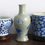 Vase mit Seladon-Glasur, Cachepot und Jardinière aus Porzellan mit unterglasurblauem floralem Dekor - photo 4