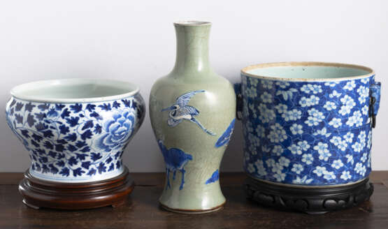 Vase mit Seladon-Glasur, Cachepot und Jardinière aus Porzellan mit unterglasurblauem floralem Dekor - Foto 4