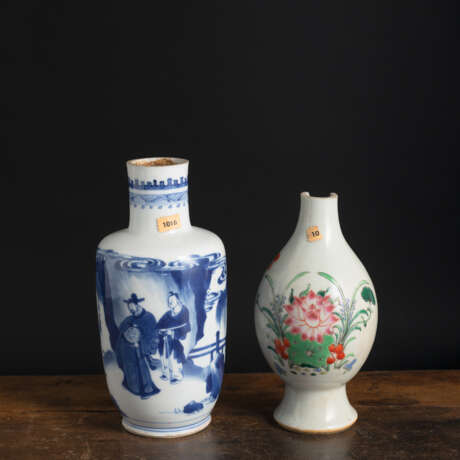 Kleine Rouleau-Vase aus Porzellan mit unterglasurblauem Figurendekor und eine 'Famille rose'-Flaschenvase - фото 1
