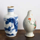 Kleine Rouleau-Vase aus Porzellan mit unterglasurblauem Figurendekor und eine 'Famille rose'-Flaschenvase - Foto 2