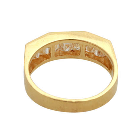 Ring mit 7 Diamantbaguettes, zusammen ca. 0,8 ct, - фото 4