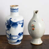 Kleine Rouleau-Vase aus Porzellan mit unterglasurblauem Figurendekor und eine 'Famille rose'-Flaschenvase - photo 3