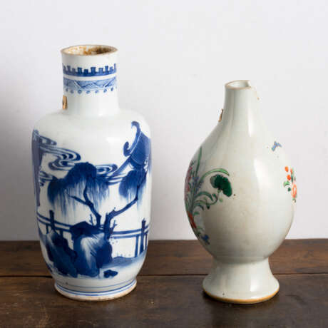 Kleine Rouleau-Vase aus Porzellan mit unterglasurblauem Figurendekor und eine 'Famille rose'-Flaschenvase - Foto 4