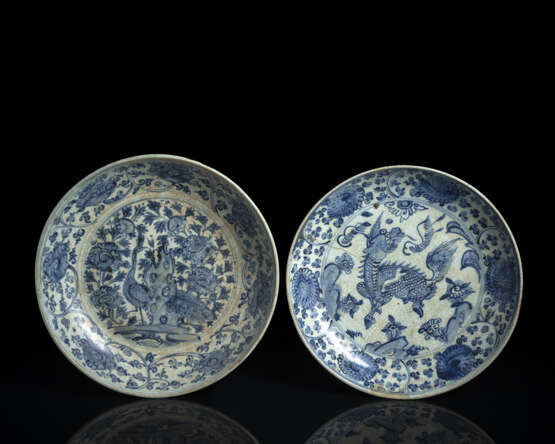 Zwei unterglasurblaue Swatow-Teller mit Dekor von Kirin bzw. Pfau - photo 1