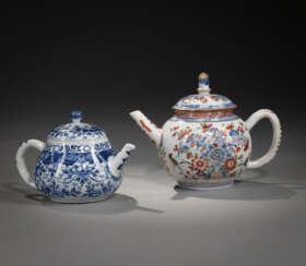 Eine Imari- und eine blau-weiß dekorierte Porzellan-Teekanne