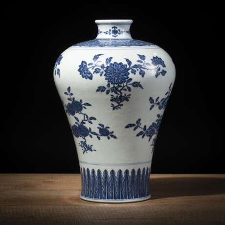 Meiping-Vase mit unterglasurblauem Dekor von Früchte- und Blütenzweigen - Foto 1