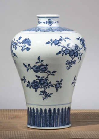 Meiping-Vase mit unterglasurblauem Dekor von Früchte- und Blütenzweigen - Foto 2