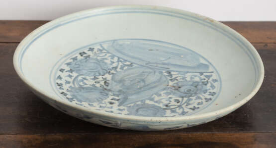 Porzellanteller mit unterglasurblauem Floraldekor - photo 3