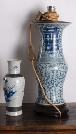 Zwei Vasen mit unterglasurblauem 'Shuangxi'- und Figurendekor - photo 3