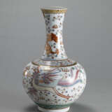 'Famille rose'-Flaschenvase (Shangping) aus Porzellan mit Drachen- und Phoenixdekor, teils in Gold bemalt - photo 2