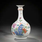 Flaschenvase aus Porzellan mit floralem 'Famille rose'-Dekor - photo 1