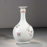 Flaschenvase aus Porzellan mit floralem 'Famille rose'-Dekor - photo 2