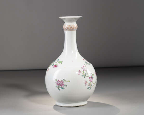 Flaschenvase aus Porzellan mit floralem 'Famille rose'-Dekor - фото 2