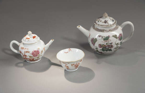 Zwei Teekännchen und ein Schälchen aus Porzellan - photo 4