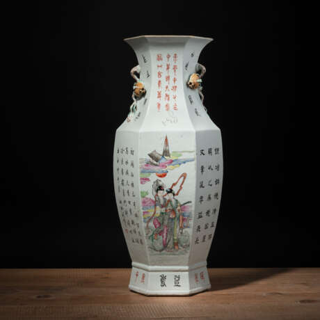 Hexgonale 'Famille rose'-Vase aus Porzellan mit Gedichtaufschrift und Figurenszenen - photo 1