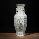 Hexgonale 'Famille rose'-Vase aus Porzellan mit Gedichtaufschrift und Figurenszenen - фото 1