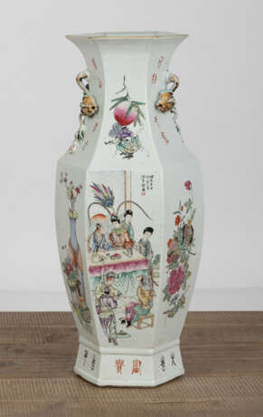 Hexgonale 'Famille rose'-Vase aus Porzellan mit Gedichtaufschrift und Figurenszenen - фото 2