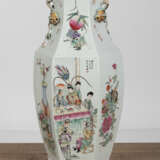Hexgonale 'Famille rose'-Vase aus Porzellan mit Gedichtaufschrift und Figurenszenen - photo 2