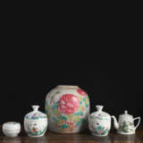 Konvolut 'Famille rose'-Porzellan, u. a. Zwei Deckelschalen, Kanne, Vase, Deckeldose - photo 1