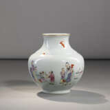 'Famille rose'-Porzellanvase in 'zun'-Form mit Figurendekor - photo 2