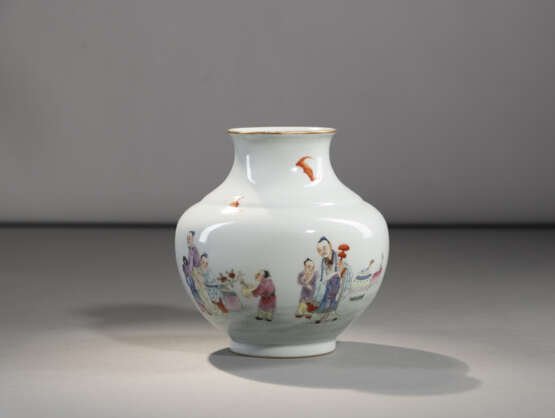 'Famille rose'-Porzellanvase in 'zun'-Form mit Figurendekor - photo 2