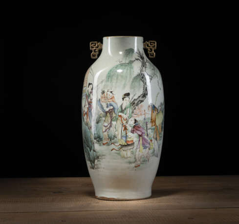 Bodenvase aus Porzellan mit 'Famille rose'-Figurendekor und seitlichen Handhaben - photo 1