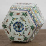 Hexagonaler Porzellanhocker mit floralem 'Famille rose'-Dekor - фото 4