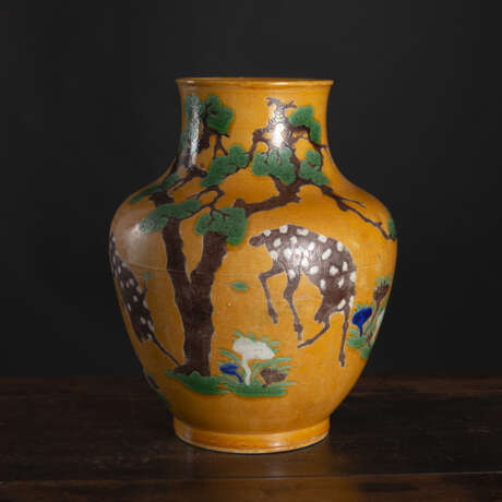 Gelbgrundige Vase mit 'Sancai'-Dekor von Rehen und 'Lingzhi' - Foto 1