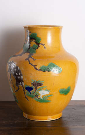 Gelbgrundige Vase mit 'Sancai'-Dekor von Rehen und 'Lingzhi' - Foto 2