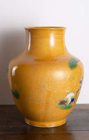 Gelbgrundige Vase mit 'Sancai'-Dekor von Rehen und 'Lingzhi' - Foto 3