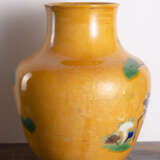 Gelbgrundige Vase mit 'Sancai'-Dekor von Rehen und 'Lingzhi' - photo 3
