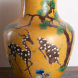 Gelbgrundige Vase mit 'Sancai'-Dekor von Rehen und 'Lingzhi' - Foto 4