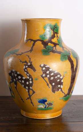 Gelbgrundige Vase mit 'Sancai'-Dekor von Rehen und 'Lingzhi' - Foto 4