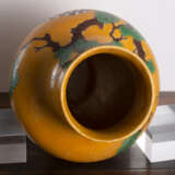 Gelbgrundige Vase mit 'Sancai'-Dekor von Rehen und 'Lingzhi' - Foto 5