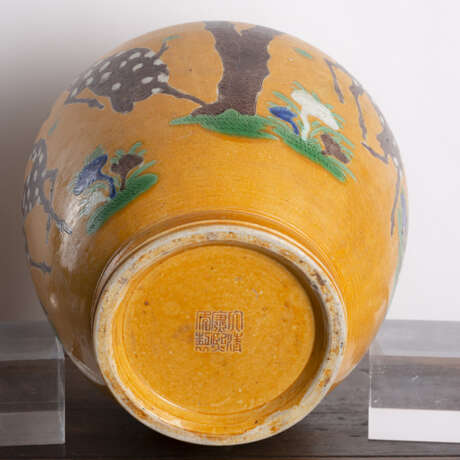 Gelbgrundige Vase mit 'Sancai'-Dekor von Rehen und 'Lingzhi' - Foto 6