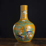 Flaschenvase mit gelbgrundiger 'Sancai'-Glasur und Dekor von Kranichen und einer Kiefer - Foto 1