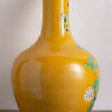 Flaschenvase mit gelbgrundiger 'Sancai'-Glasur und Dekor von Kranichen und einer Kiefer - фото 2