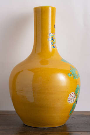 Flaschenvase mit gelbgrundiger 'Sancai'-Glasur und Dekor von Kranichen und einer Kiefer - Foto 2