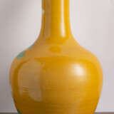 Flaschenvase mit gelbgrundiger 'Sancai'-Glasur und Dekor von Kranichen und einer Kiefer - Foto 3