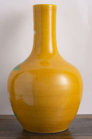Flaschenvase mit gelbgrundiger 'Sancai'-Glasur und Dekor von Kranichen und einer Kiefer - фото 3