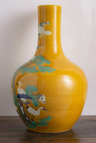 Flaschenvase mit gelbgrundiger 'Sancai'-Glasur und Dekor von Kranichen und einer Kiefer - фото 4