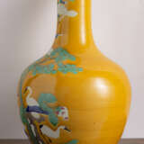 Flaschenvase mit gelbgrundiger 'Sancai'-Glasur und Dekor von Kranichen und einer Kiefer - Foto 4