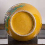 Flaschenvase mit gelbgrundiger 'Sancai'-Glasur und Dekor von Kranichen und einer Kiefer - photo 5