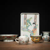 Tablett mit Figurendekor, Weihrauchbrenner, Kännchen, blütenförmige Schale und Spucknapf aus 'Famille rose'-Porzellan - photo 1