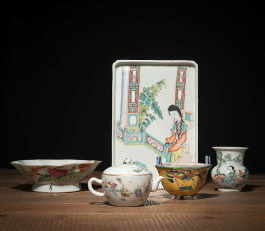 Tablett mit Figurendekor, Weihrauchbrenner, Kännchen, blütenförmige Schale und Spucknapf aus 'Famille rose'-Porzellan - фото 1