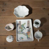 Tablett mit Figurendekor, Weihrauchbrenner, Kännchen, blütenförmige Schale und Spucknapf aus 'Famille rose'-Porzellan - photo 2