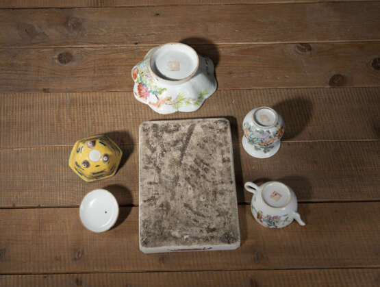 Tablett mit Figurendekor, Weihrauchbrenner, Kännchen, blütenförmige Schale und Spucknapf aus 'Famille rose'-Porzellan - photo 3