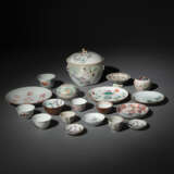 Deckeldose aus 'Famille rose'-Porzellan, zwei Siegellackdosen, eine Tazza sowie Untertassen und Tässchen - photo 1
